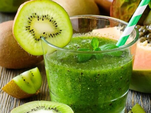 Papaya Green Smoothie For a Healthy Breakfast or Snack - Vegan Recipe